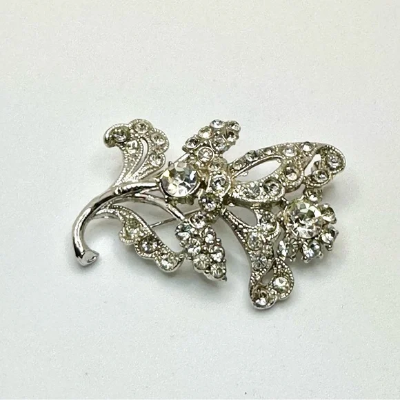 VINTAGE - Ornate Rhinestone Brooch with Intricate Floral Design - Picture 5 of 10